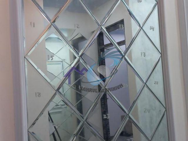 Pemasangan kaca cermin dinding bevel dekorasi wajik diamond oleh CV. Sahrul Aluminium