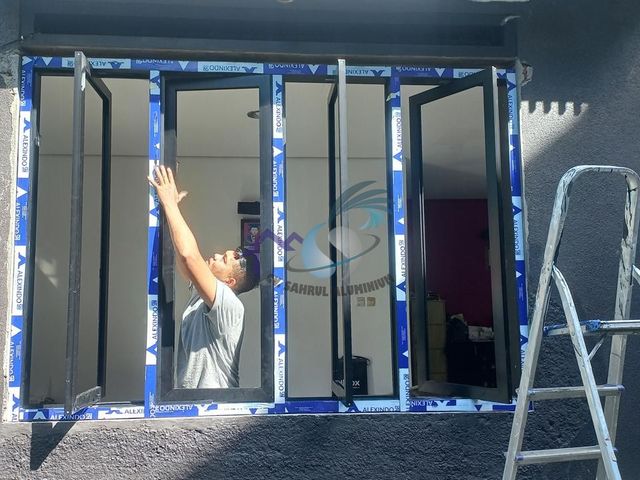Pemasangan kusen jendela casement aluminium hitam 4 daun oleh teknisi CV. Sahrul Aluminium