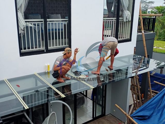 Pemasangan atap kanopi kaca tempered teras belakang rumah oleh teknisi CV. Sahrul Aluminium