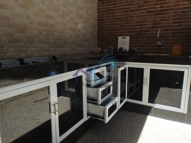 Pemasangan kabinet bawah kitchen set aluminium kombinasi kaca hitam dan laci rak piring