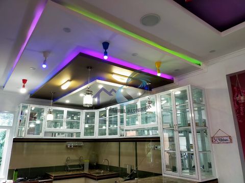 Kitchen set dan lemari kabinet aluminium kaca mewah dengan pencahayaan hangat