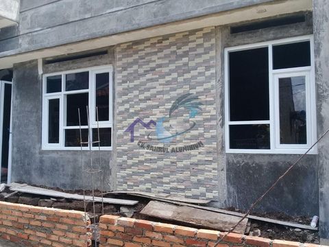 Pemasangan kusen jendela aluminium putih pada fasad rumah oleh CV. Sahrul Aluminium