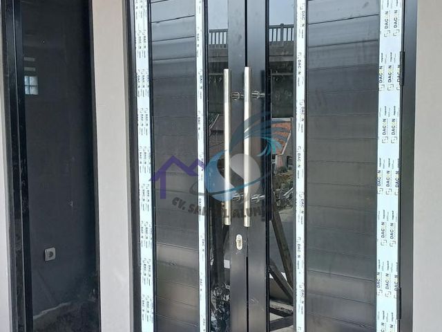 Pintu ganda aluminium hitam kombinasi kaca hasil pengerjaan CV. Sahrul Aluminium