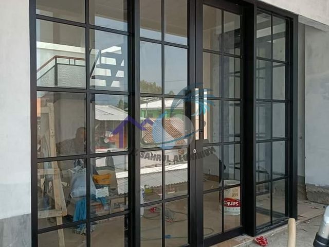 Pemasangan pintu geser aluminium hitam model ornamen kotak 4 daun oleh CV. Sahrul Aluminium