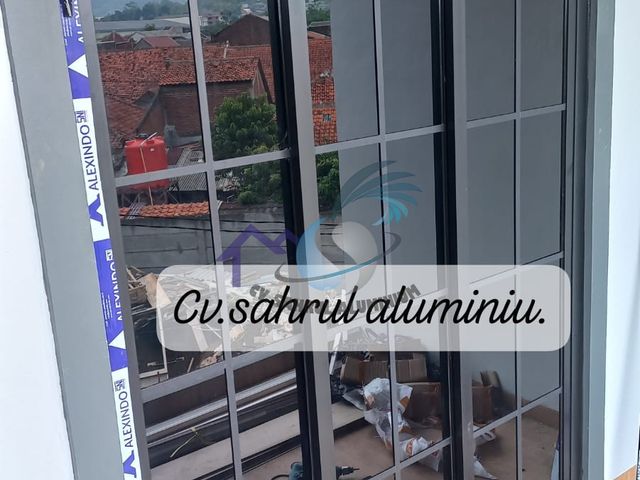 Pemasangan pintu geser aluminium hitam ornamen 3 daun oleh CV. Sahrul Aluminium
