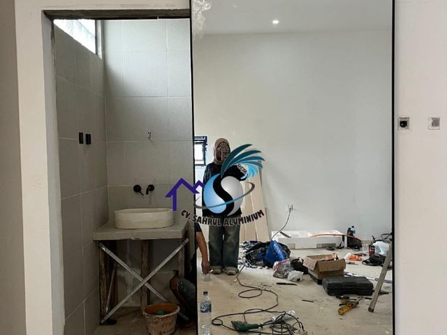 Pemasangan pintu geser kaca cermin full-body bingkai aluminium hitam oleh CV. Sahrul Aluminium