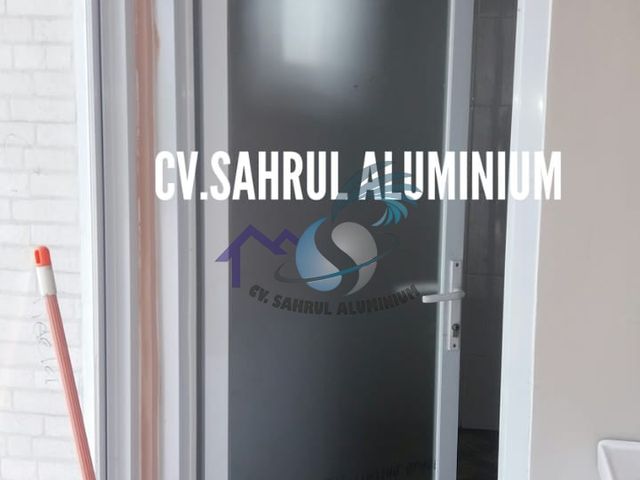 Pintu kamar mandi aluminium putih kombinasi kaca es oleh CV. Sahrul Aluminium