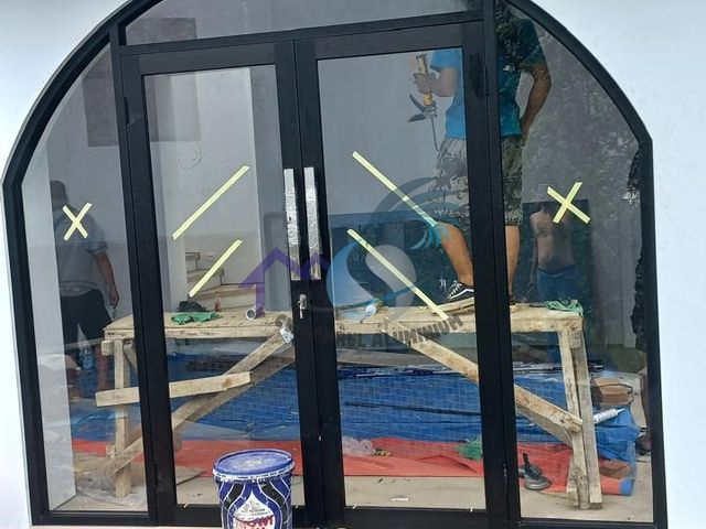 Pintu dan partisi aluminium hitam model lengkung arch hasil karya CV. Sahrul Aluminium