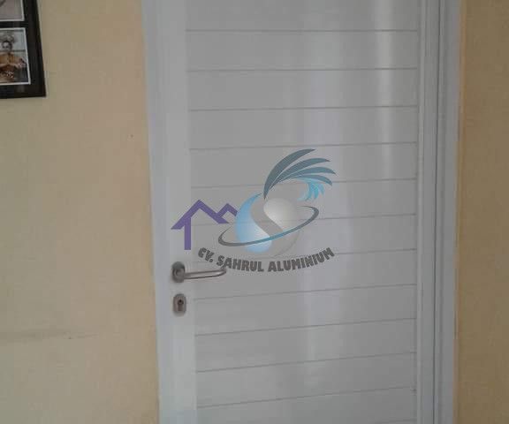 Pemasangan pintu kamar panel aluminium putih minimalis oleh CV. Sahrul Aluminium