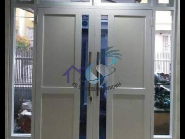 Pintu utama ganda aluminium putih dengan ventilasi atas hasil pengerjaan CV. Sahrul Aluminium