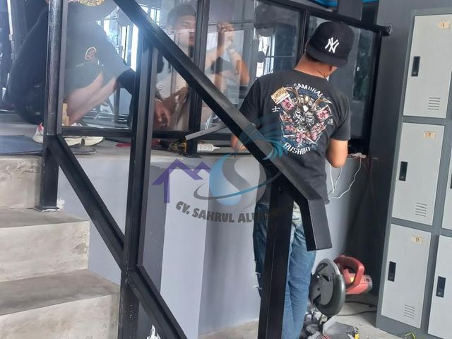 Pemasangan railing tangga kaca tempered rangka hitam kokoh oleh CV. Sahrul Aluminium