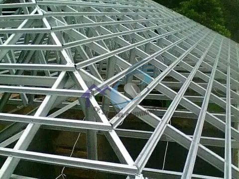 Pemasangan konstruksi rangka atap baja ringan oleh tim teknisi CV. Sahrul Aluminium