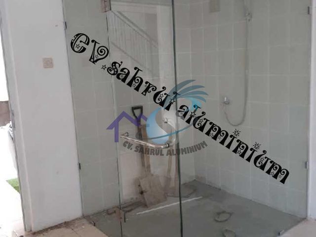Instalasi partisi kamar mandi shower box kaca tempered sudut L oleh CV. Sahrul Aluminium