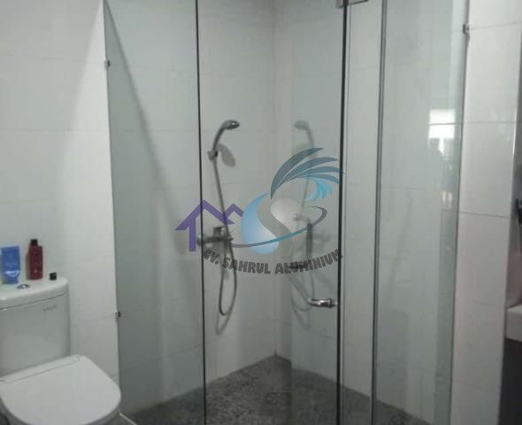 Instalasi shower box kaca tempered sudut kamar mandi oleh teknisi CV. Sahrul Aluminium